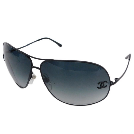 Chanel solbriller med sort stel og Coco-logo