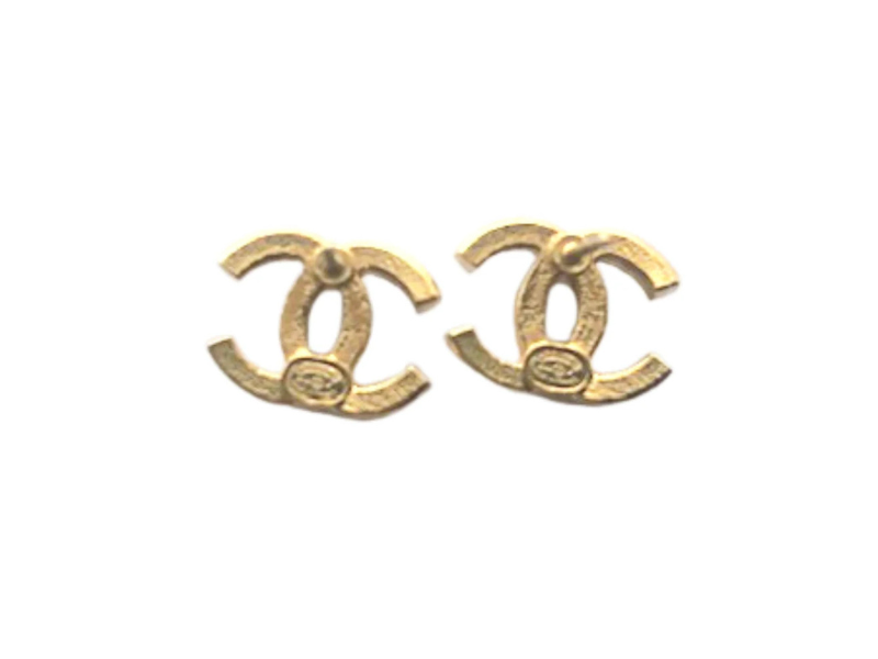 Petite Chanel øreringe i guldtonede detaljer, 1,4 cm x 1,2 cm, inkl. original æske og ægthedsgaranti.
