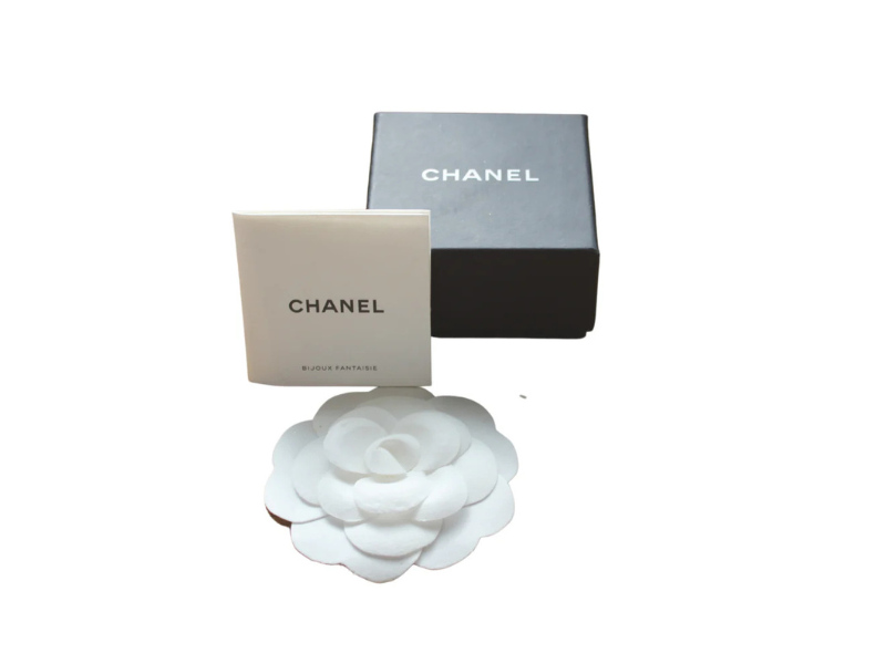 Chanel gift box, folder and flower accessory for Petite Chanel earrings, preloved jewelry set from Reluxe.dk.