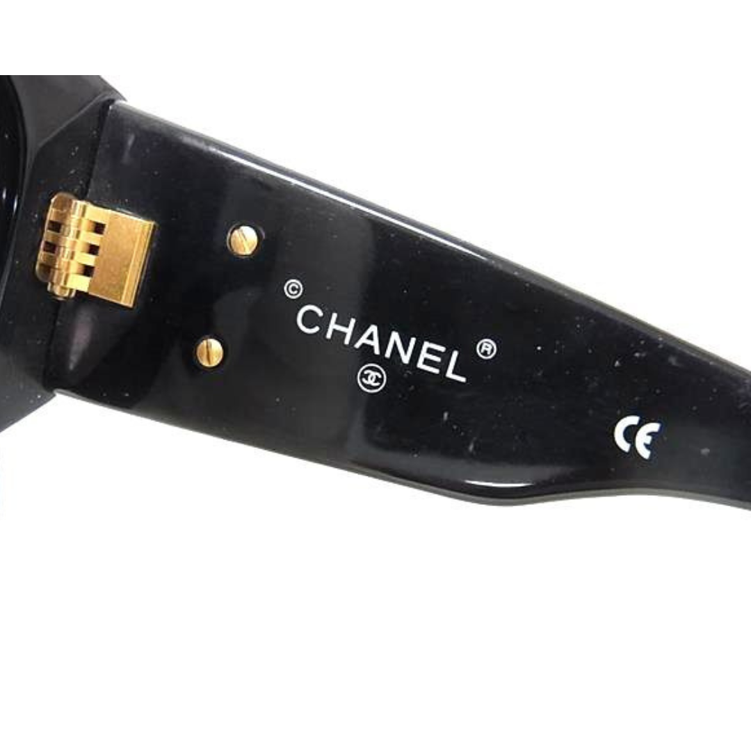 Shop autentiske Chanel Matelassé solbriller i sort med æske og etui.