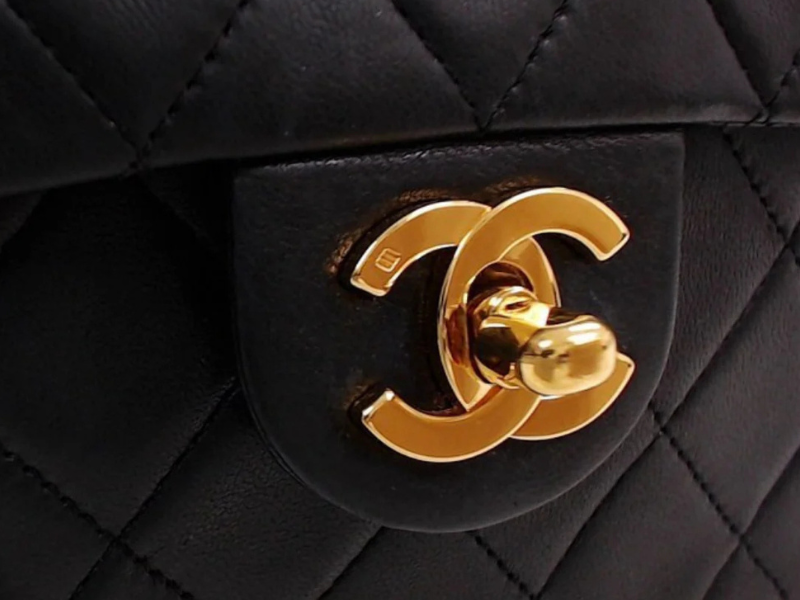 detalje af guld hardware på mini chanel sort