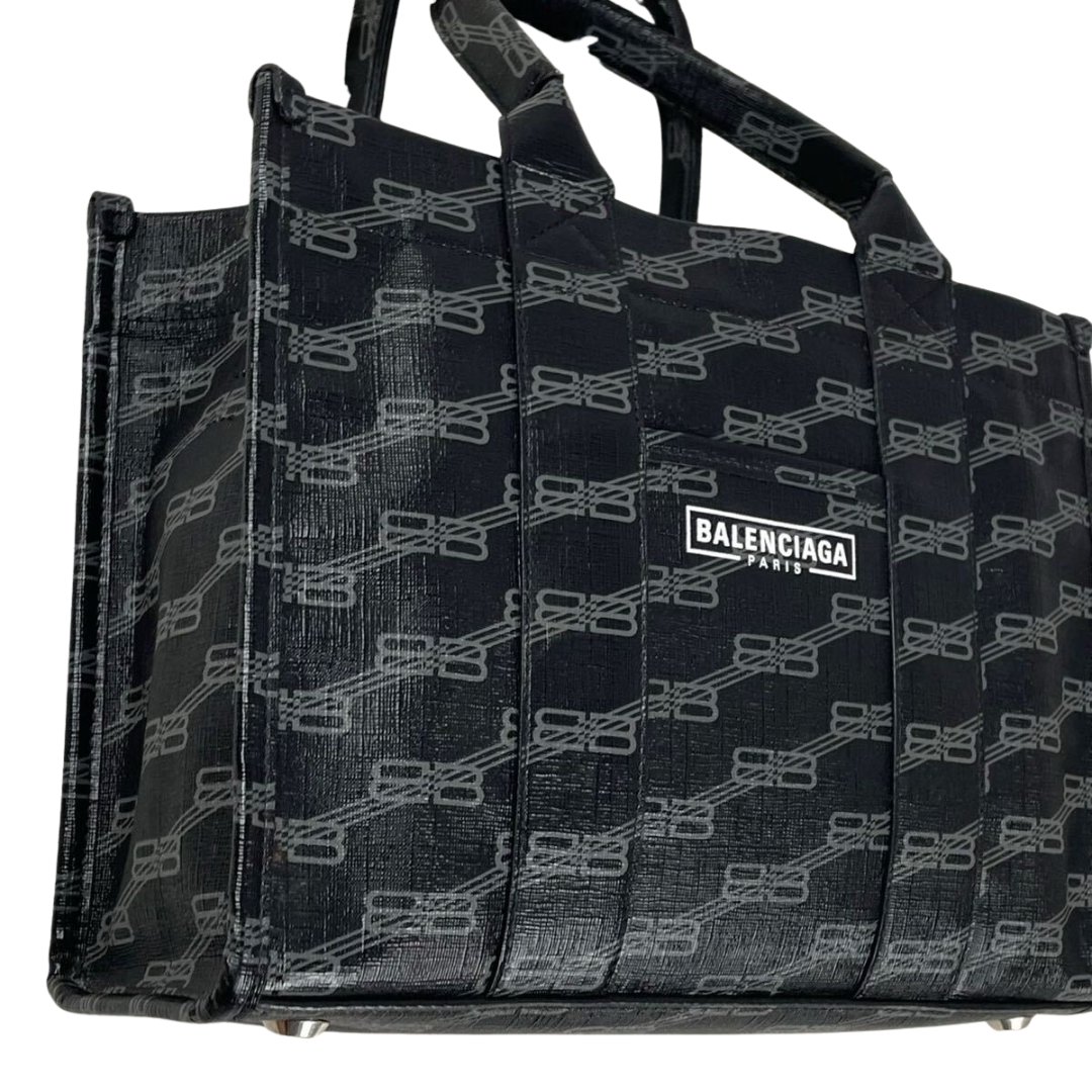 Skraa forfra visning af Balenciaga 2‑Way Tote, sort PVC, preloved designer taske