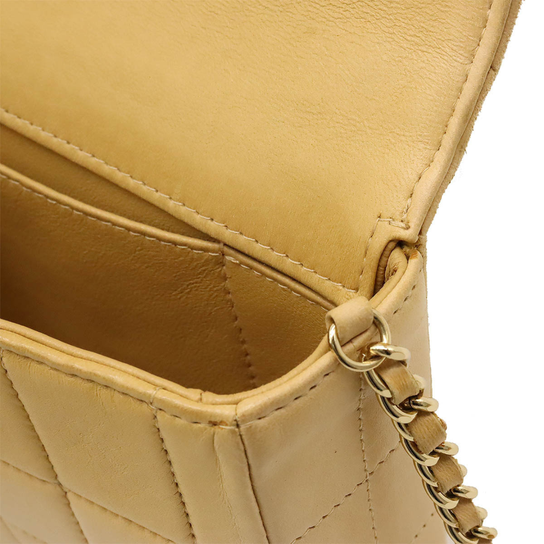 Close-up af Chanel Chocolate Bar taske i lammeskind – beige farve og syninger