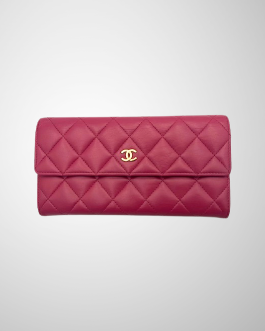 Vintage Chanel Classic Flap Pung i deep raspberry pink med quiltet design.