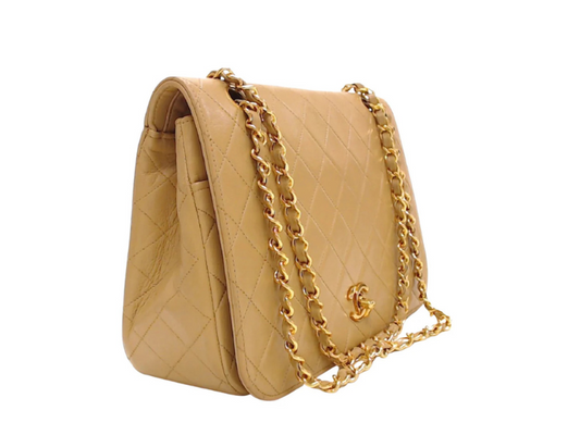 Chanel Beige Full flap lammeskind – venstre side