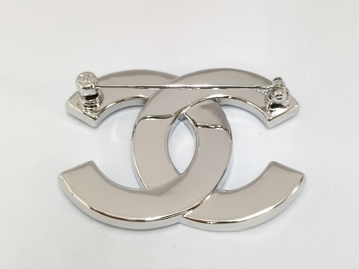 Chanel B25C broche i sølv metal Coco Mark bagside