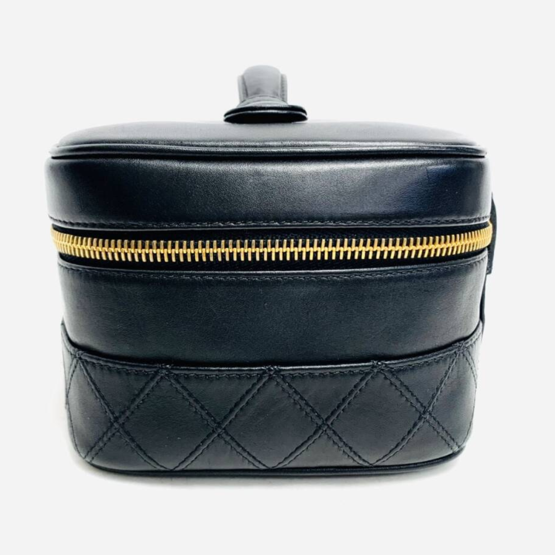 Sideprofil af Chanel kosmetiktaske i sort lammeskind læder vintage