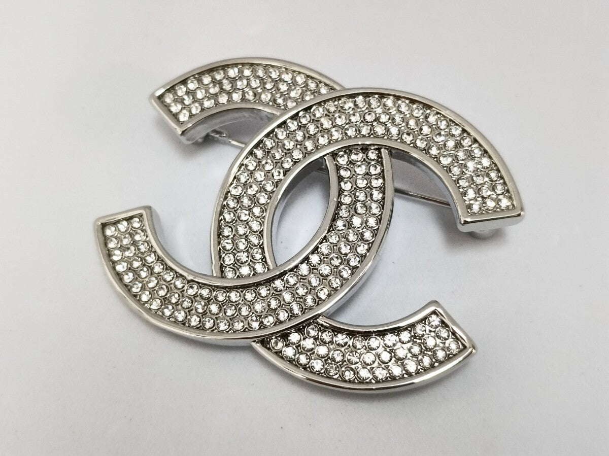 Chanel sølv broche B25C Coco Mark med nål – autentisk