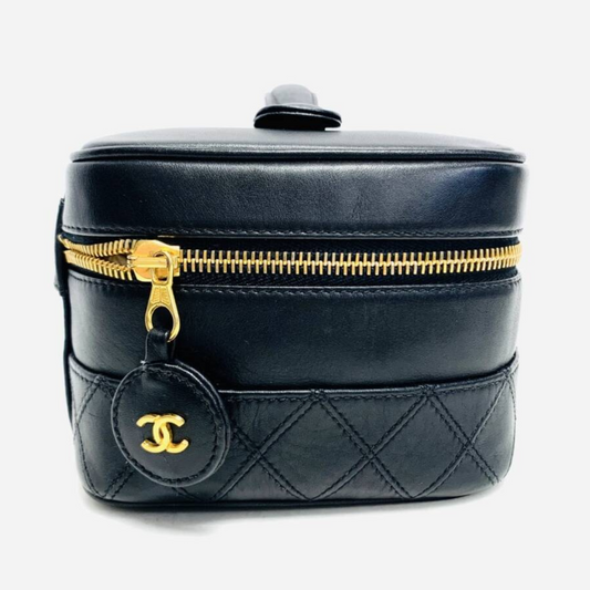 Chanel makeup taske i quiltet sort lammelæder med guld lynlås og CC-logo