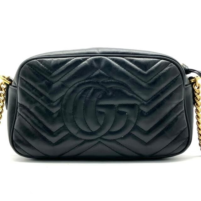 Bagside af Gucci GG Marmont Mini crossbody med quiltet læder og GG-detalje