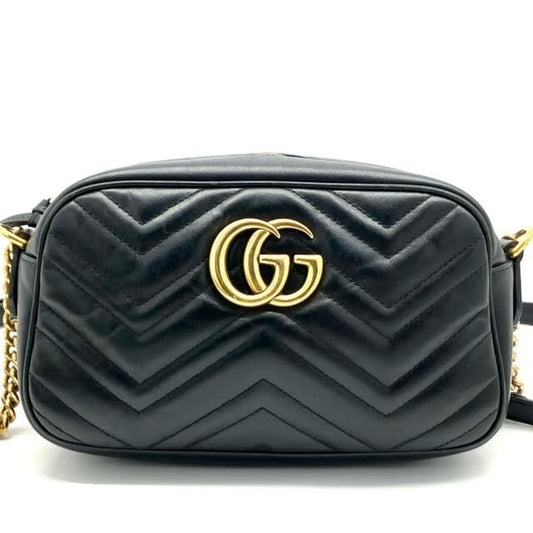 Gucci GG Marmont Mini crossbody taske i sort quiltet læder med guld GG-logo forside