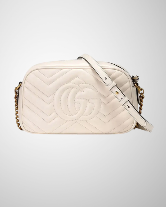 Mini Gucci Marmont Camera Taske i off-white med chevron-mønster og GG-logo i antikguldfarvet hardware.