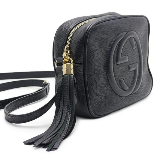 Gucci Soho GG taske set fra siden med kvast og guldhardware