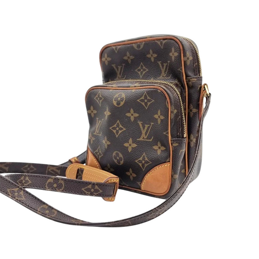 Louis Vuitton Amazone taske set skråt fra fronten med justerbar rem