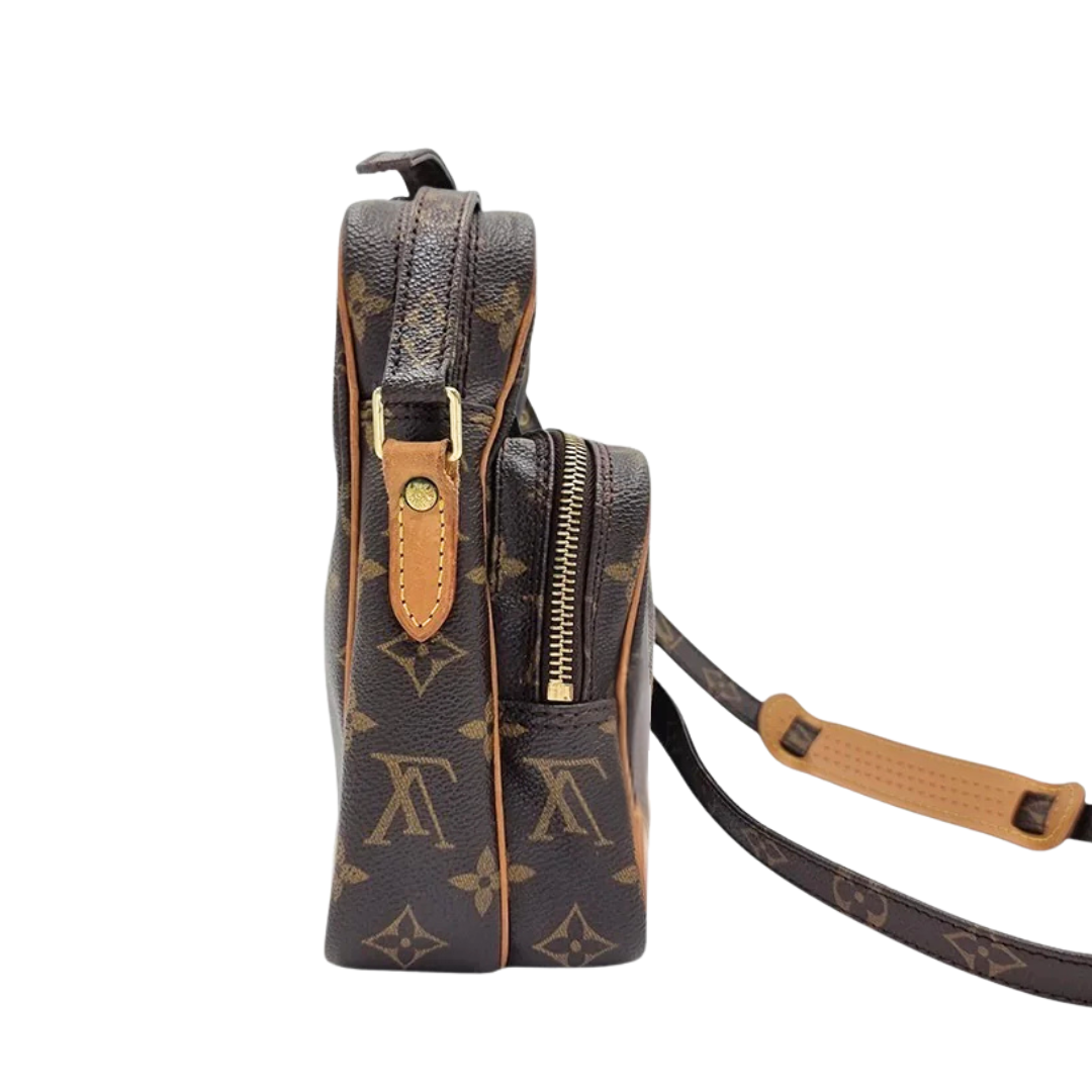 Louis Vuitton Amazone crossbody taske set fra siden med lynlåsdetaljer