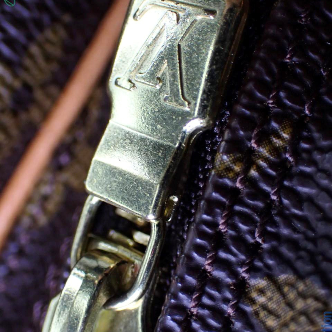 Louis Vuitton lynlås med LV-logo på Amazone crossbody taske