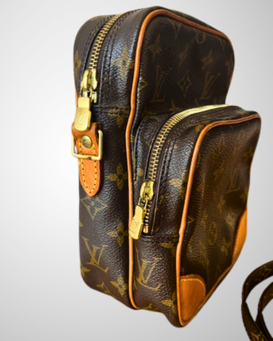 Sidevinkel af Louis Vuitton Amazone med messingspænde og rem-fastgørelse