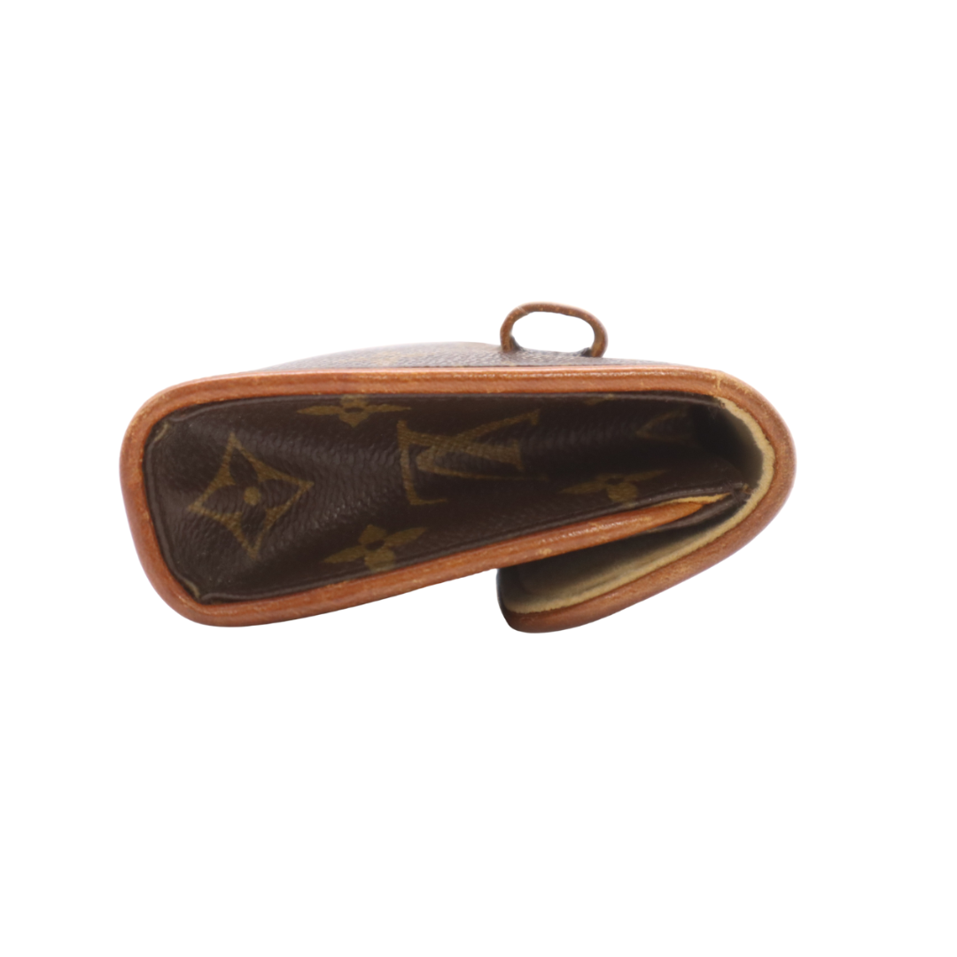 Detalje af læderkant på Louis Vuitton Florentine Pochette M51855
