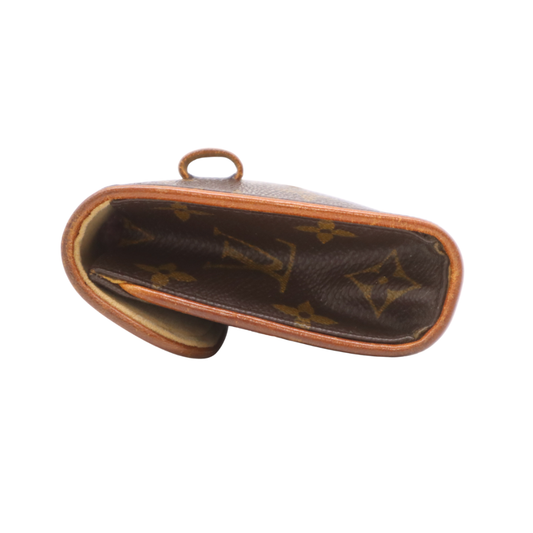 Sidevinkel af Louis Vuitton Florentine Pochette – klassisk monogram med læderkant