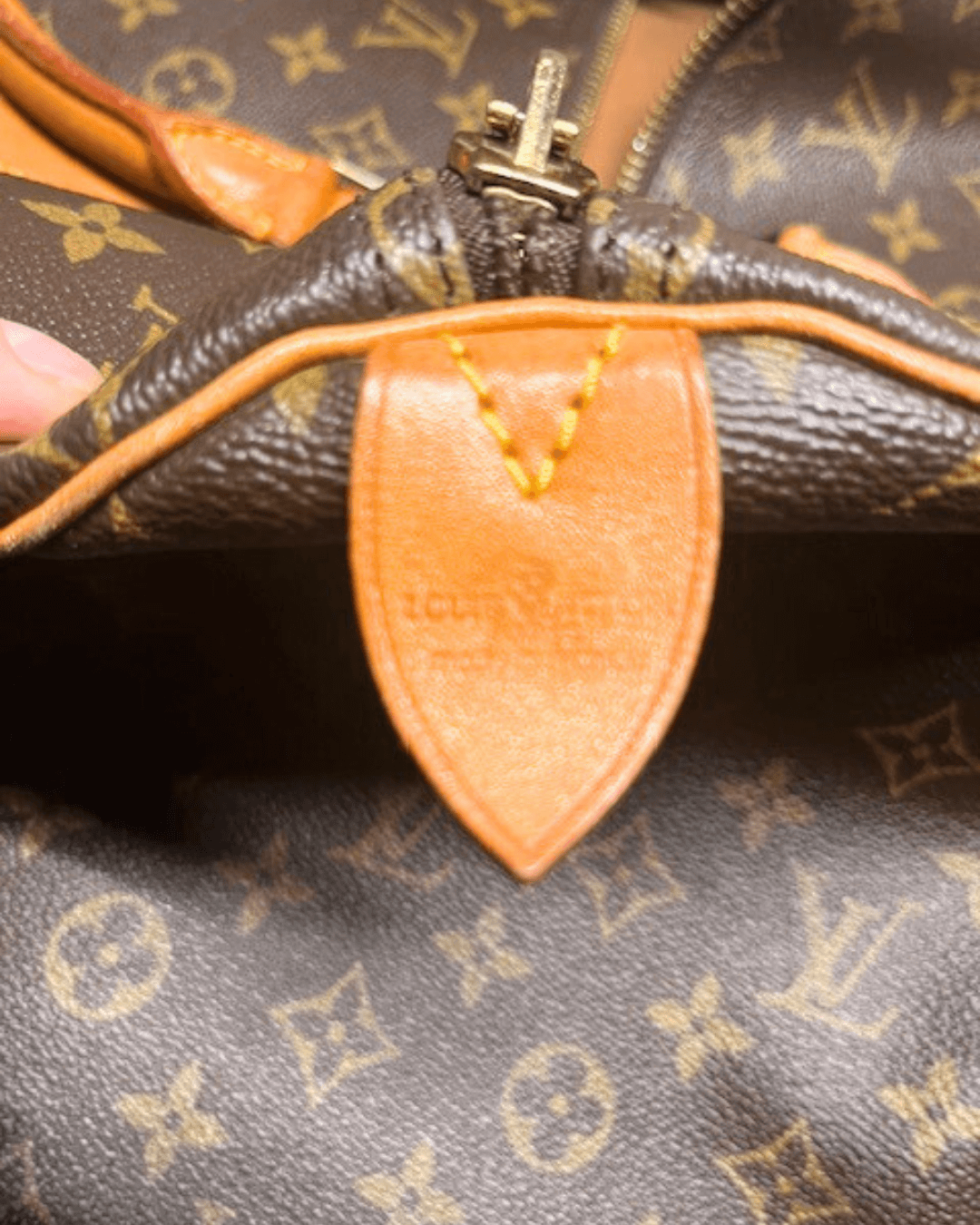 Autentiske detaljer på Louis Vuitton Keepall 55 taske