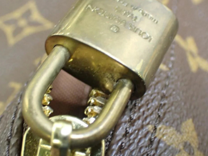 Louis Vuitton Keepall Bandoulière 55 – detaljer af lynlås og lås i guldfarvet metal