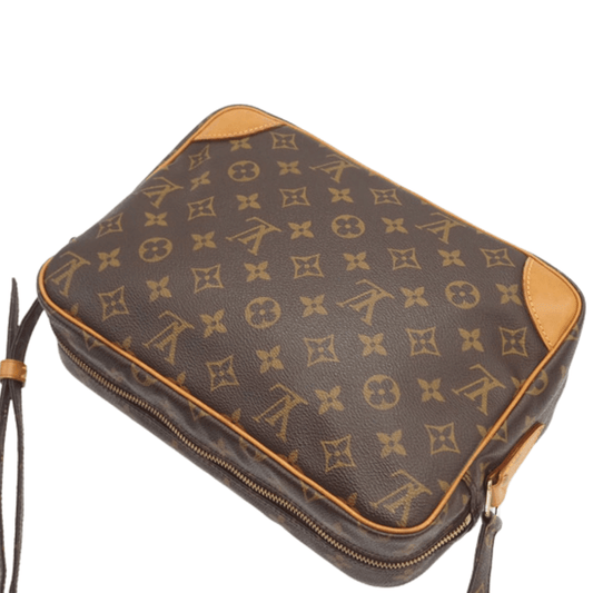 Louis Vuitton Nile PM set skråt fra oven med messing hardware