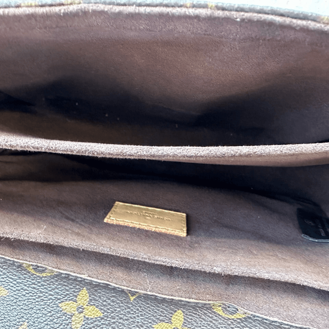 Louis Vuitton Pochette Metis indvendig inddeling i brunt mikrofiberfor – preloved hos Reluxe.dk
