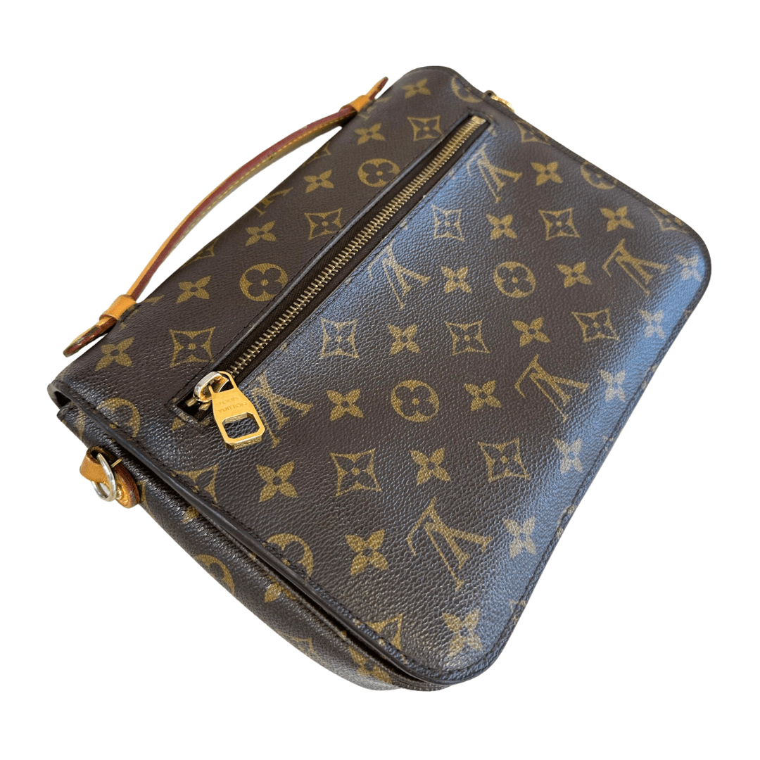 Louis Vuitton Pochette Métis monogram skrå bagvinkel – preloved luksustaske til hverdag