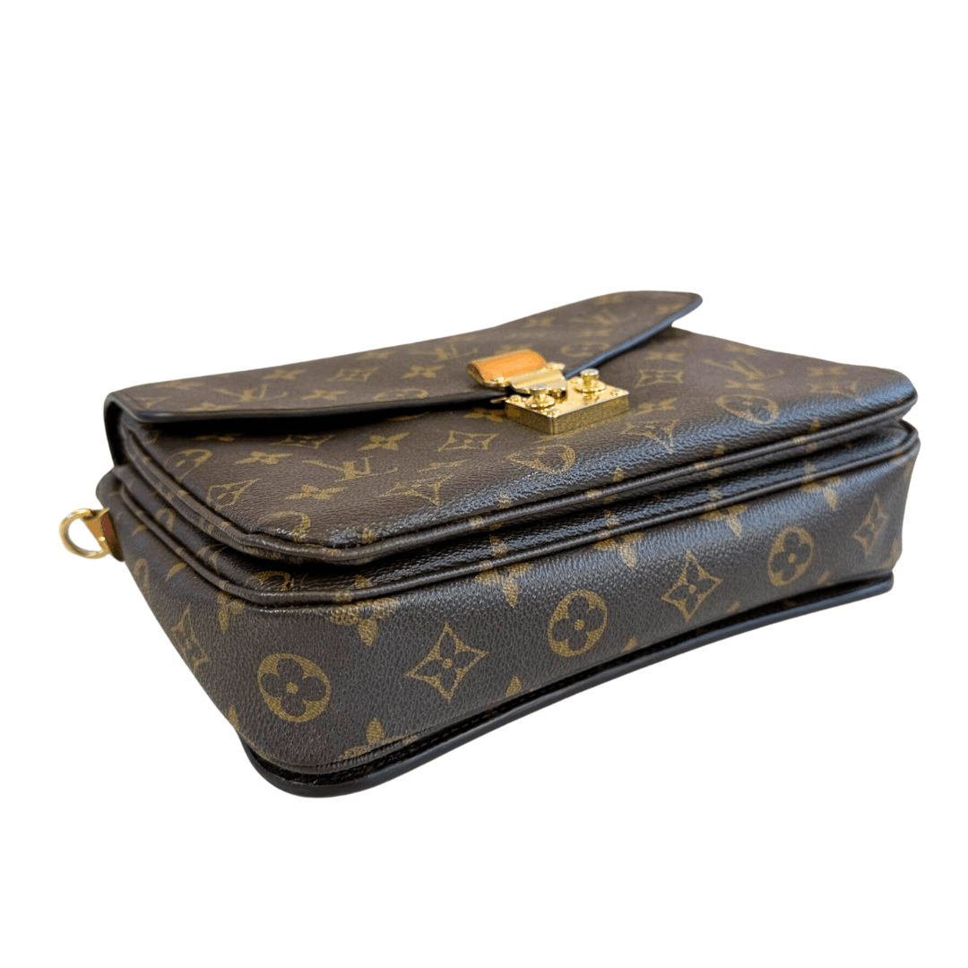 Louis Vuitton Pochette Métis monogram bunddetaljer – preloved luksus taske i perfekt stand