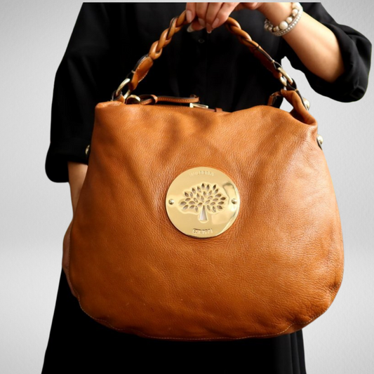 Mulberry Daria Hobo i kamel holdt i hånden med ikonisk guldbeslag