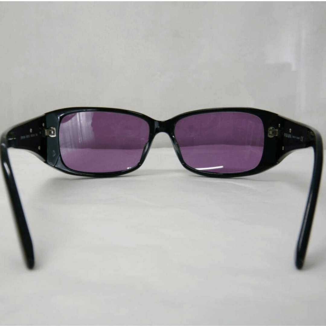 Prada bagvinkel – preloved sorte solbriller med lilla glas