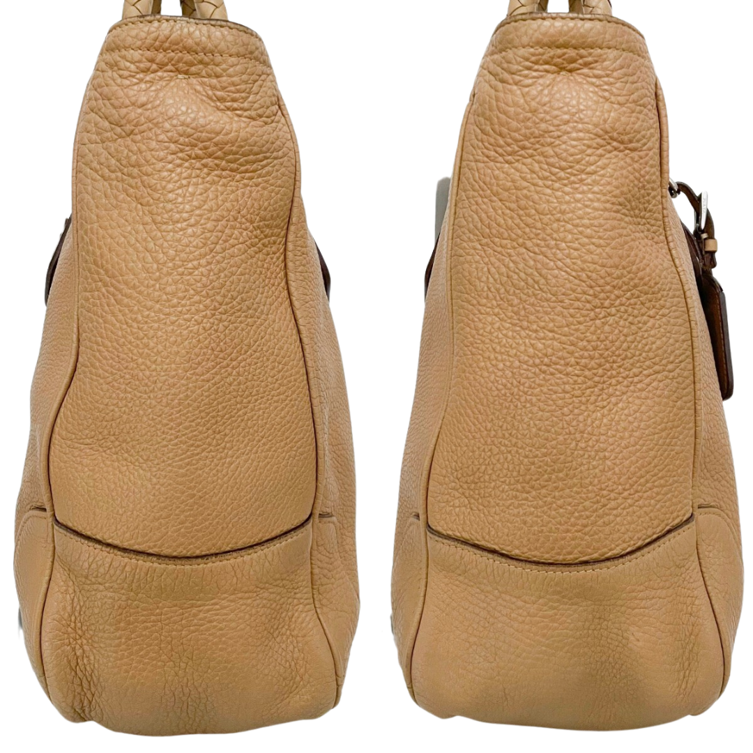 Sideprofil af Prada business tote beige læder – rummelig og struktureret.