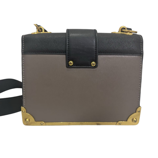 Bagside af Prada Cahier crossbody taske i sort/grå læder – luksusdesign med guldhardware.