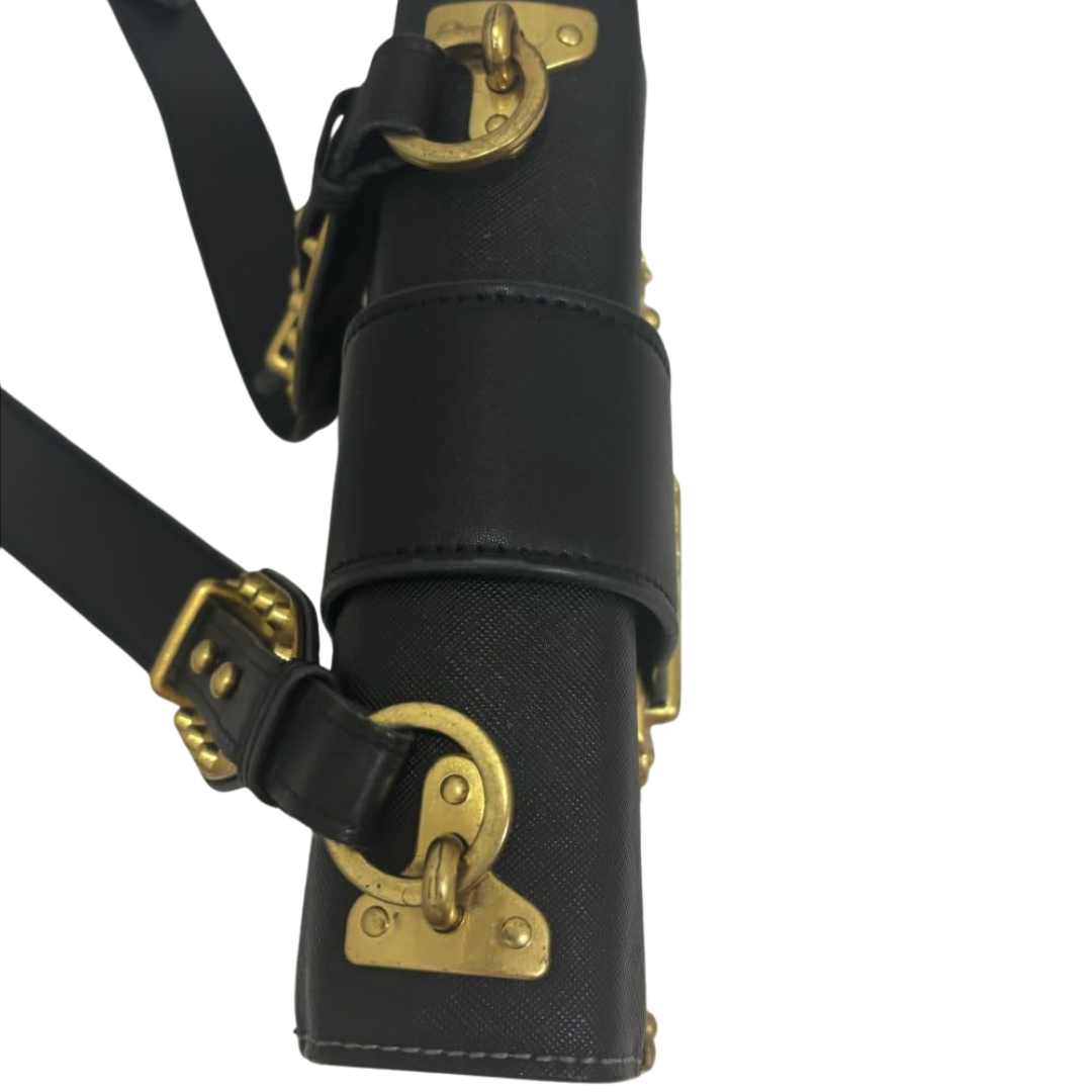 Guldhardware og ringdetaljer på Prada Cahier crossbody taske i luksuslæder