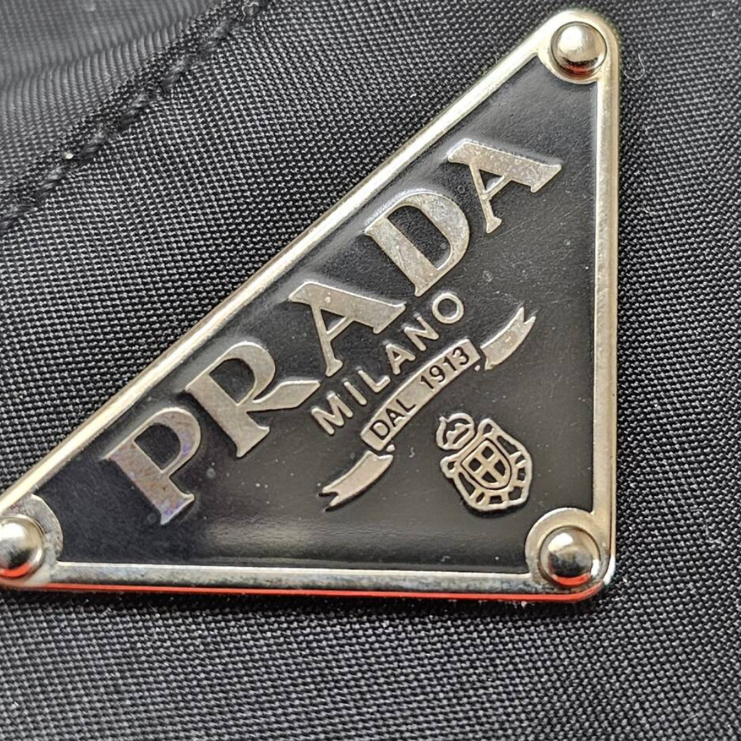 Prada logo i metal på sort Tessuto Nylon Tote – autentisk preloved luksustaske til kvinder