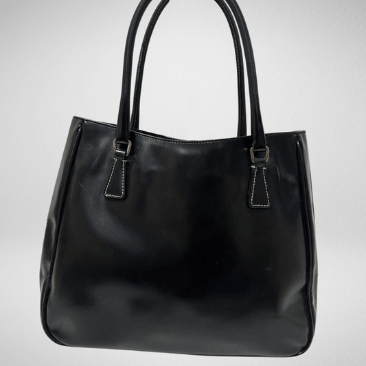 Vintage Prada tote i sort laklæder set bagfra med dobbelte håndtag