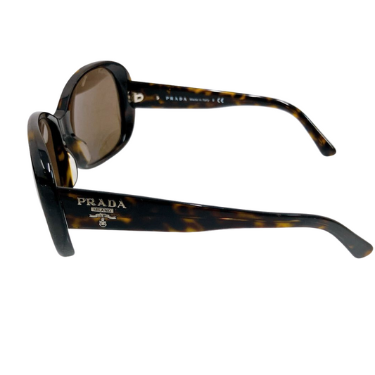 Prada SPR03M – kompakt profil side og ikonisk stel-design fremvist klart