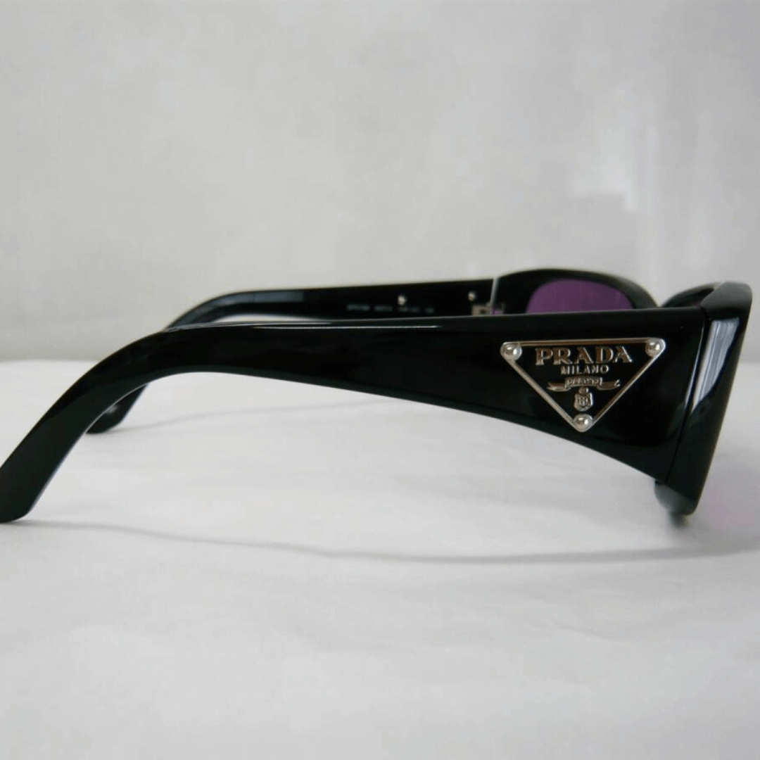 Prada SPR13M 1AB-1A1 sidesyn – sorte solbriller med logo og lilla glas