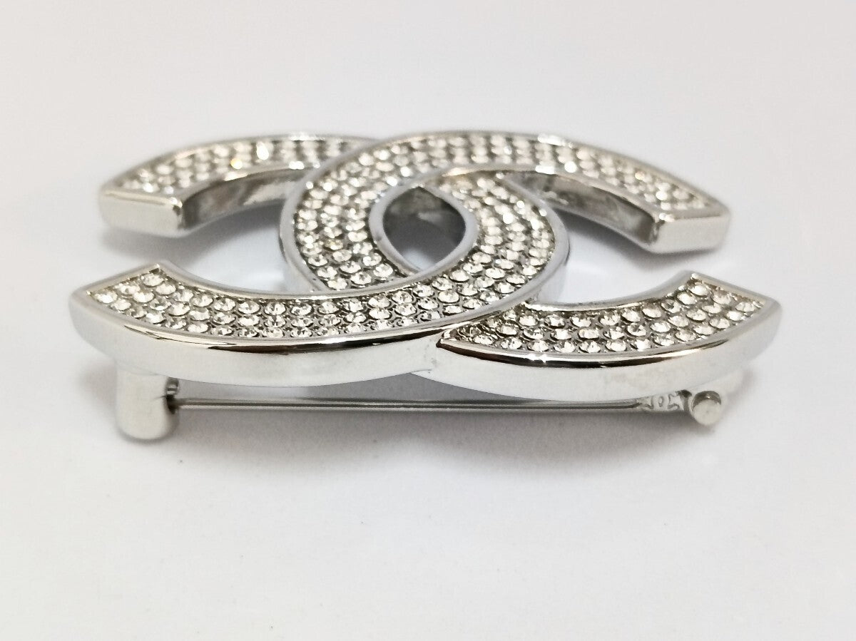 Preloved Chanel sølv broche B25C til salg Reluxe.dk
