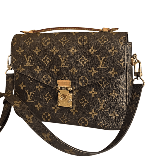 Preloved Louis Vuitton Pochette Métis i monogram lærred – luksus håndtaske med justerbar rem