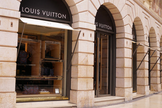 Louis Vuitton håndværk og produktion — luksustaske i fremstillingsproces