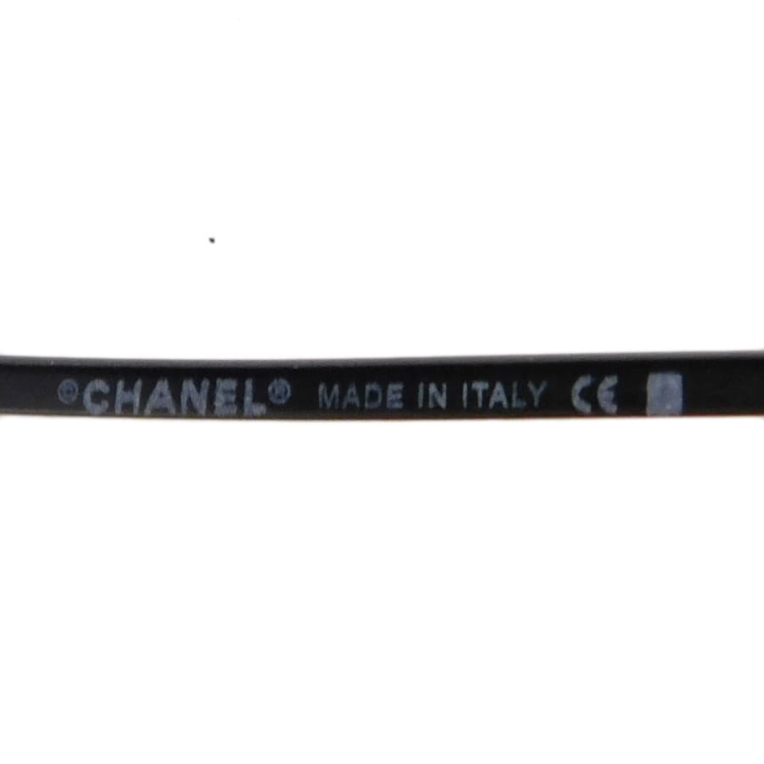 Chanel solbriller med sort stel og Coco-logo