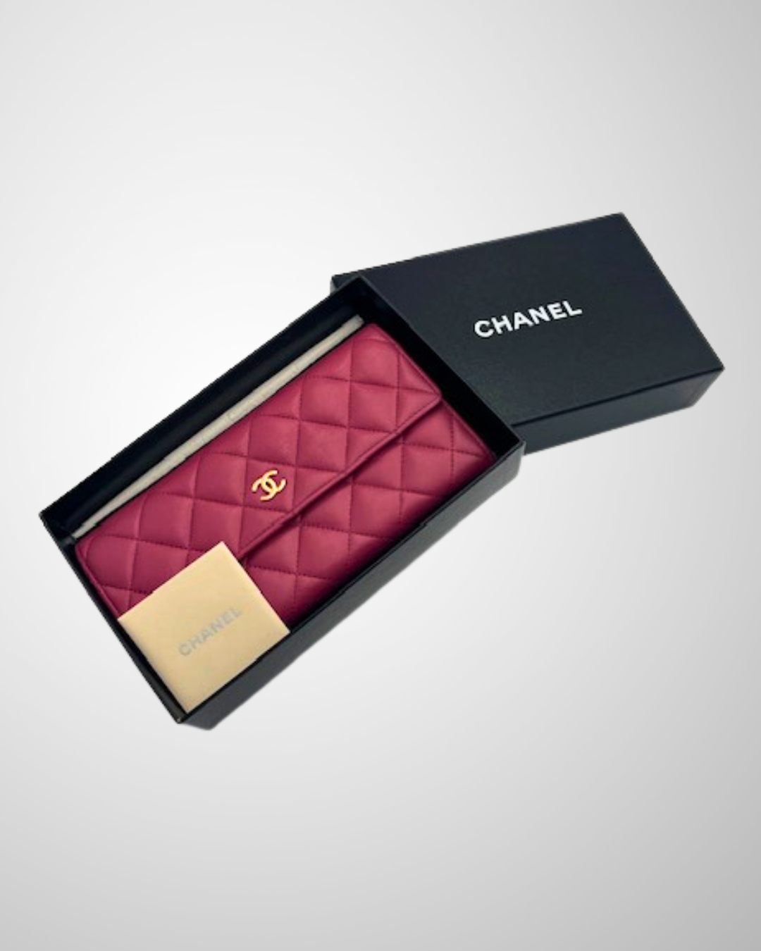 Vintage Chanel Classic Flap Pung med original æske og garantikort i dyb bærpink farve.