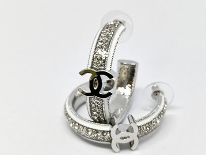 Chanel B25C Coco Mark sølvfarvede øreringe med logo – frontbillede