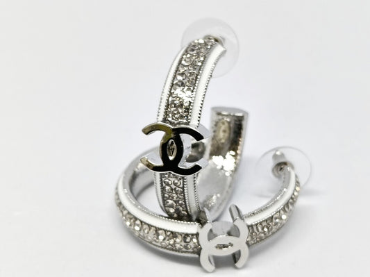 Chanel B25C Coco Mark sølvfarvede øreringe med logo – frontbillede