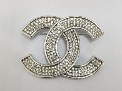 Chanel B25C broche sølv accessories med logo og rhinestones