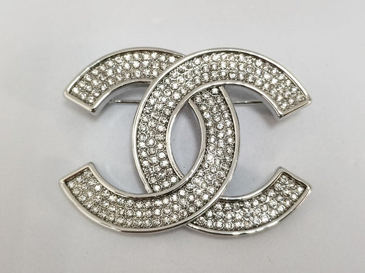 Chanel B25C broche sølv accessories med logo og rhinestones