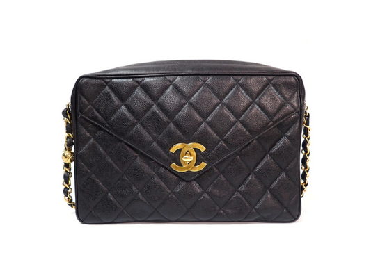 Chanel Camera Caviar taske i sort med CC-logo, quiltet design og guld kæderem
