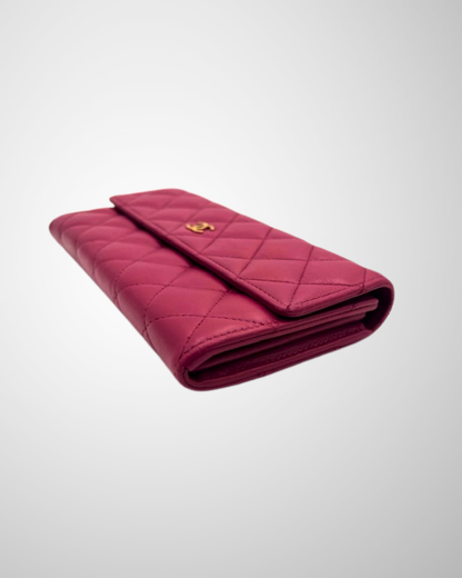 Vintage Chanel Classic Flap Pung i deep raspberry pink farve med quiltet design og guldknap.