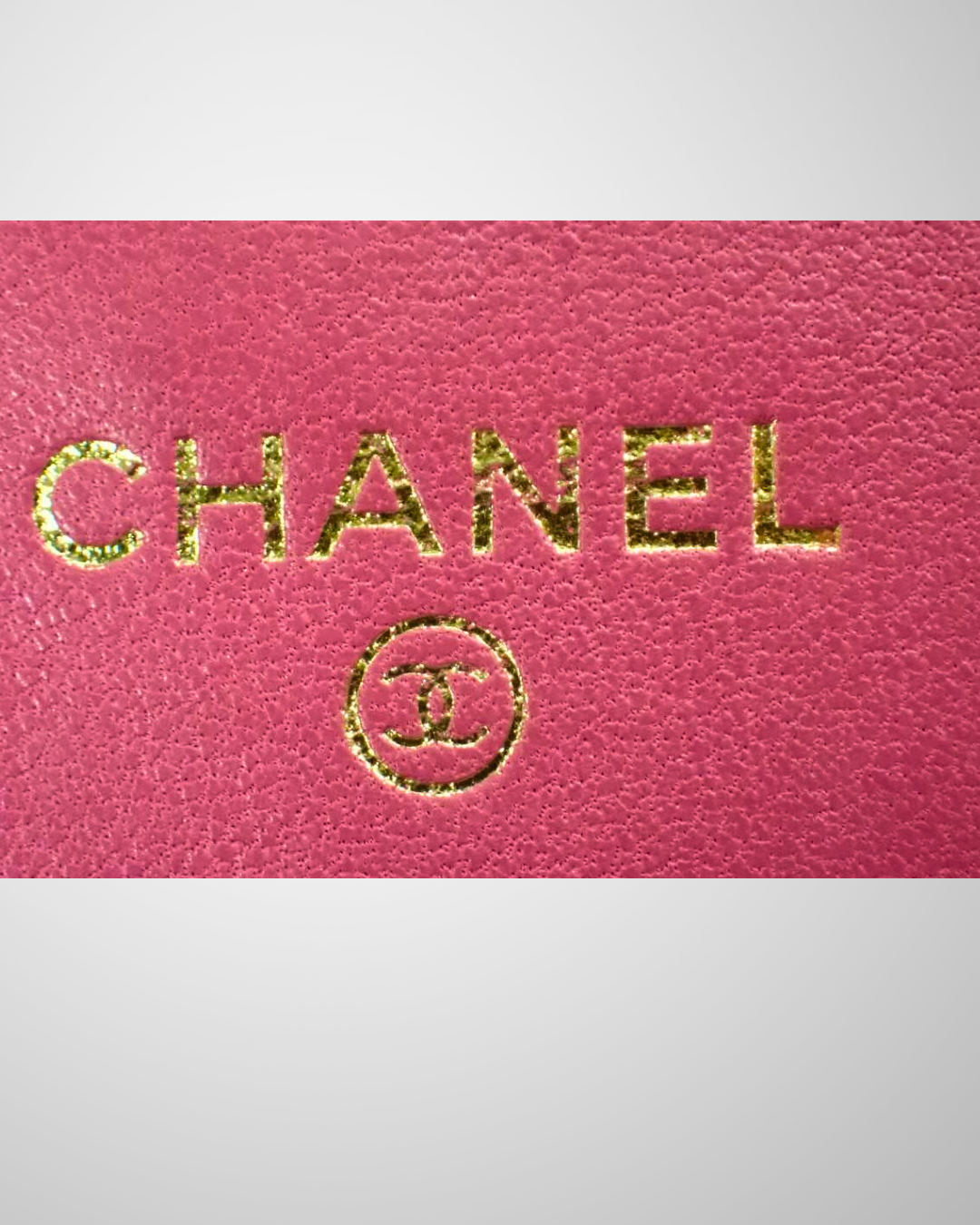 Vintage Chanel Classic Flap Pung med dyb bærpink læder og guldfarvet logo.